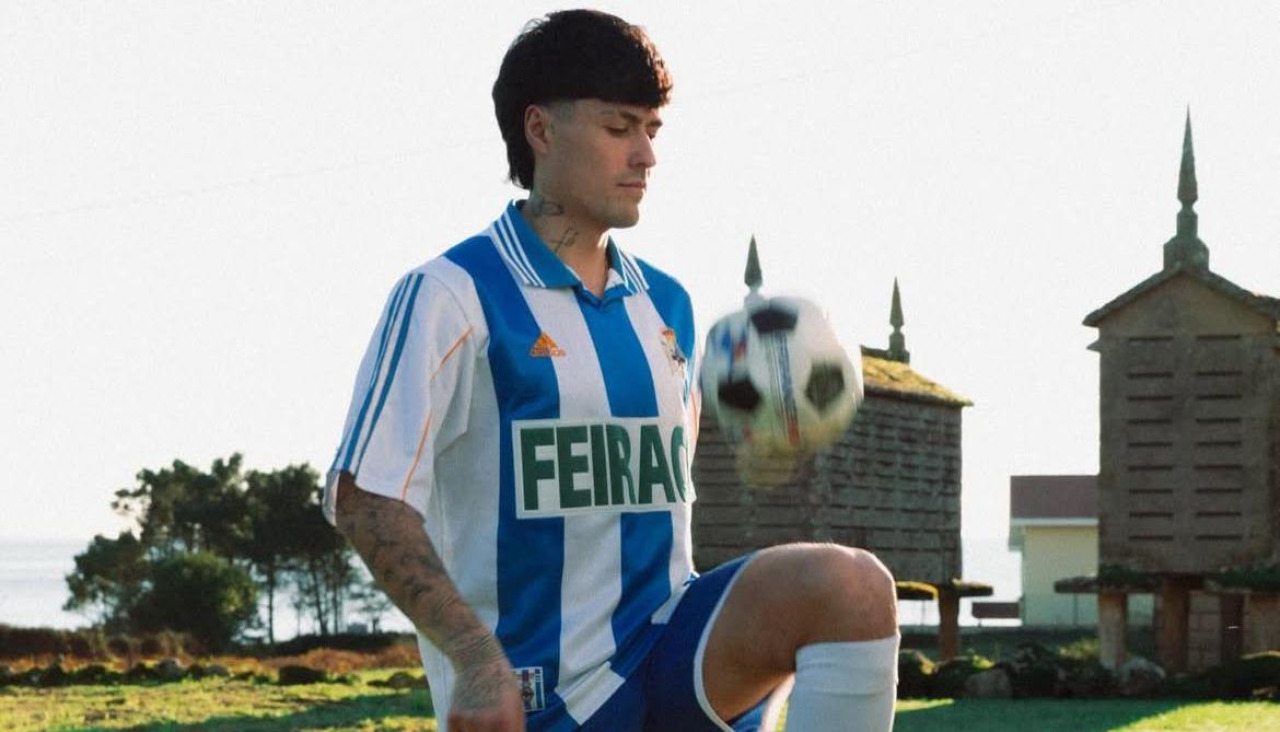 Hugo Rama con la camiseta del Deportivo en el videoclip de The Rapants