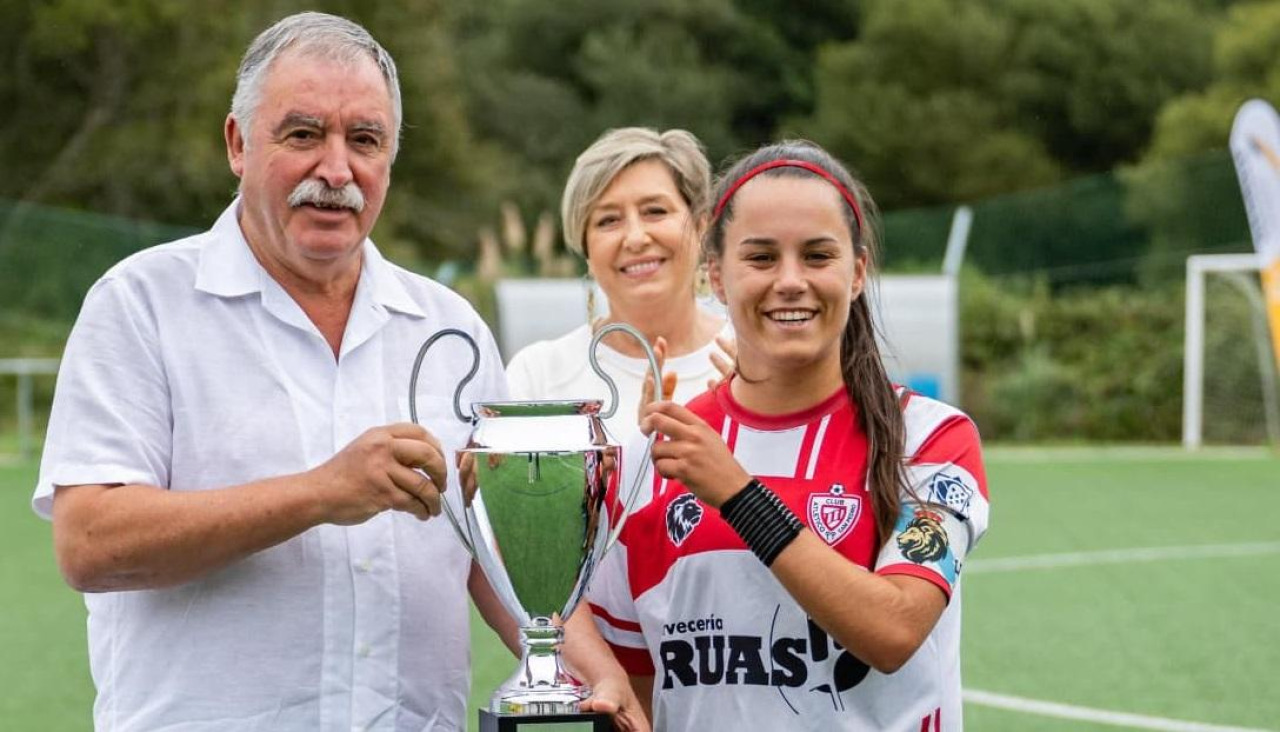Alba Martínez recibe como capitana del Atlético San Pedro la Copa Oleiros