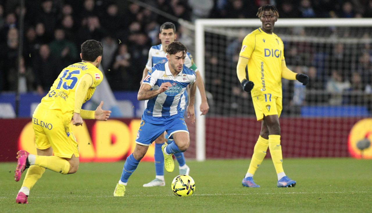 Altimira, conduciendo el balón en su debut