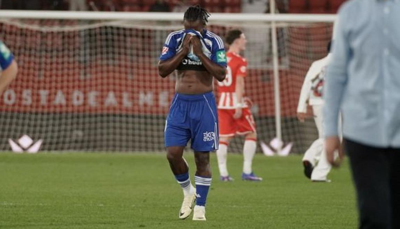 Bouldini, al fondo, se lamenta tras la derrota ante el Almería