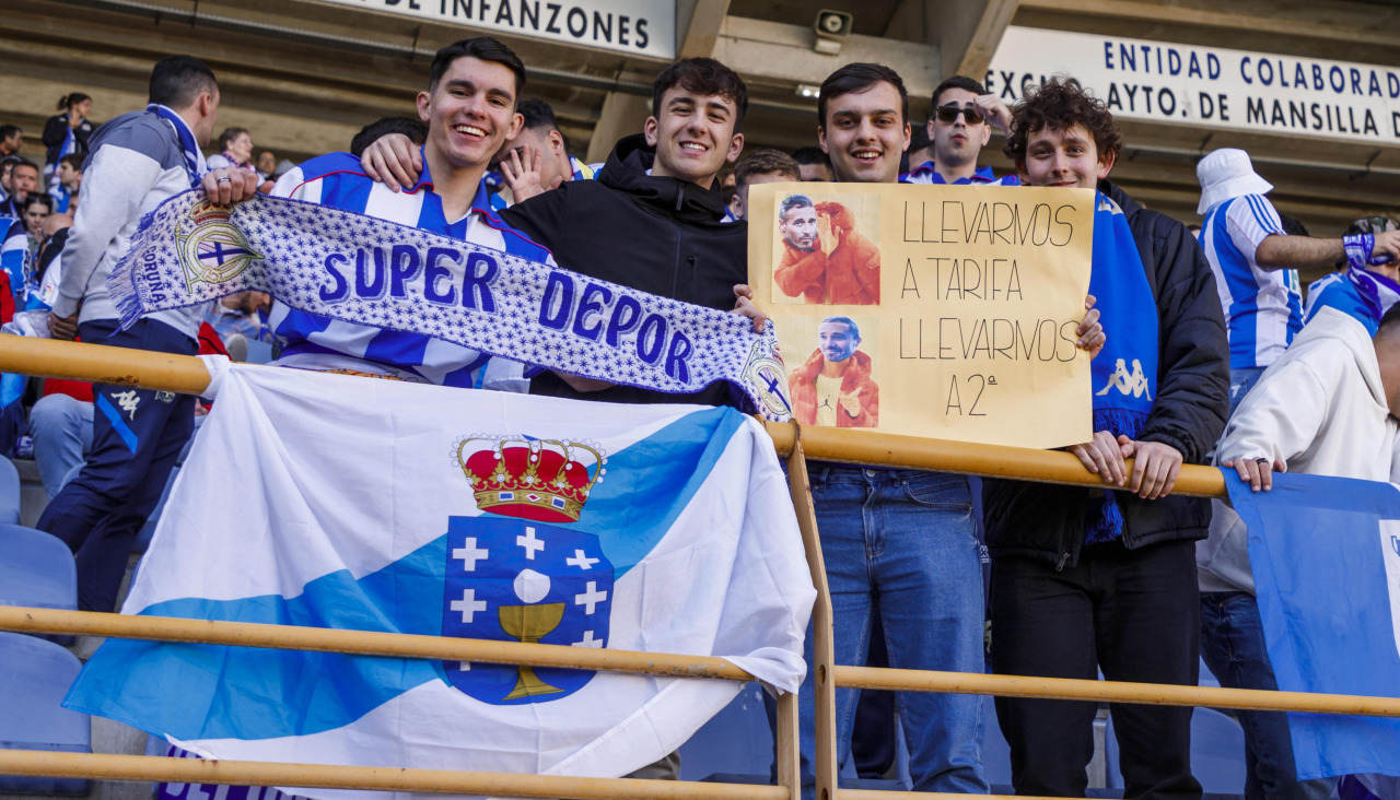 Aficionados deportivistas el 19 de marzo de 2023 en el estadio Reino de León con una pancarta alusiva al técnico deportivista Óscar Cano