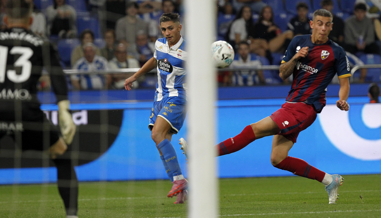 Sergio Arribas ante Yeremay en el partido entre Dépor y Huesca de este curso que se saldó con 4-0 en Riazor.jpg