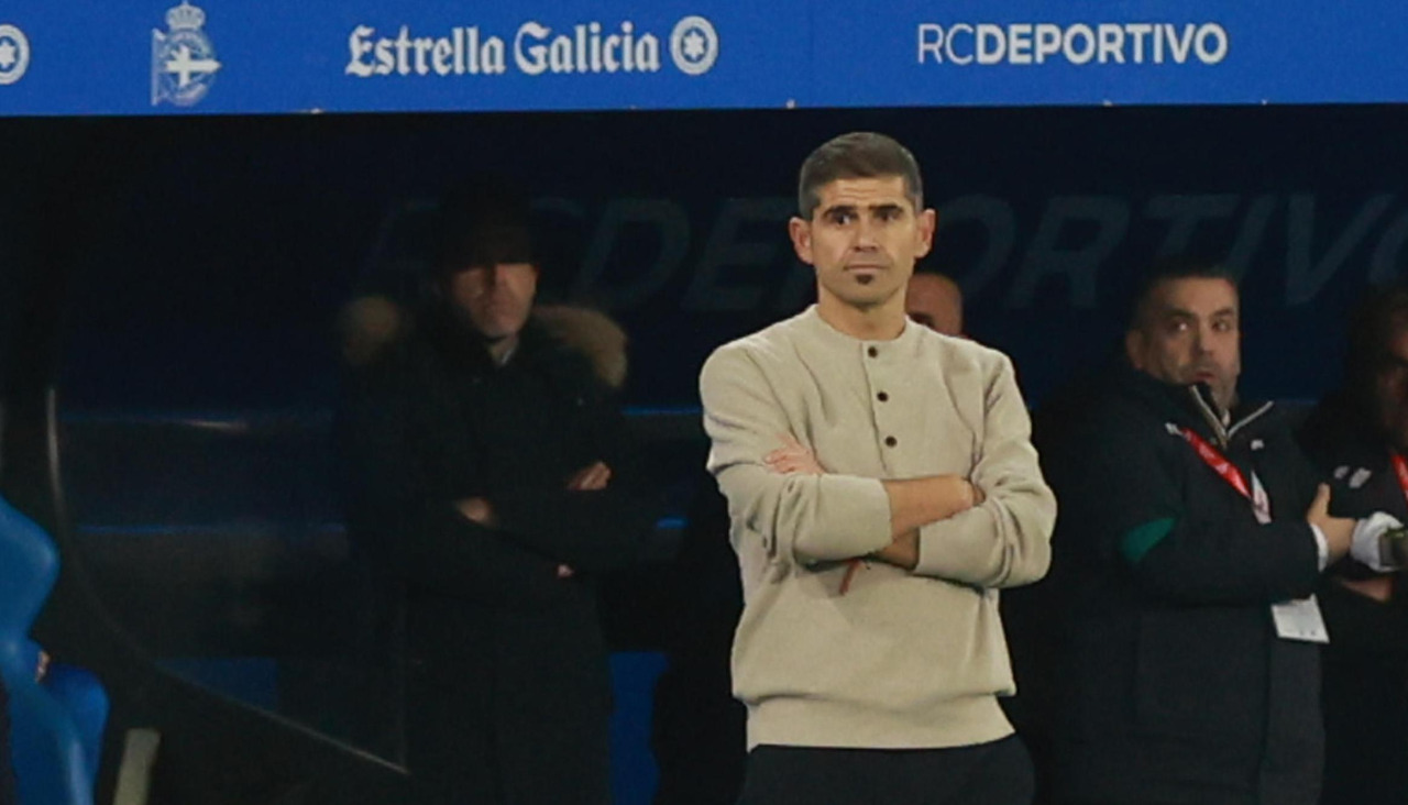Antonio Hidalgo, en la banda, durante el partido contra el Racing de Santander de este curso en Riazor.jpg