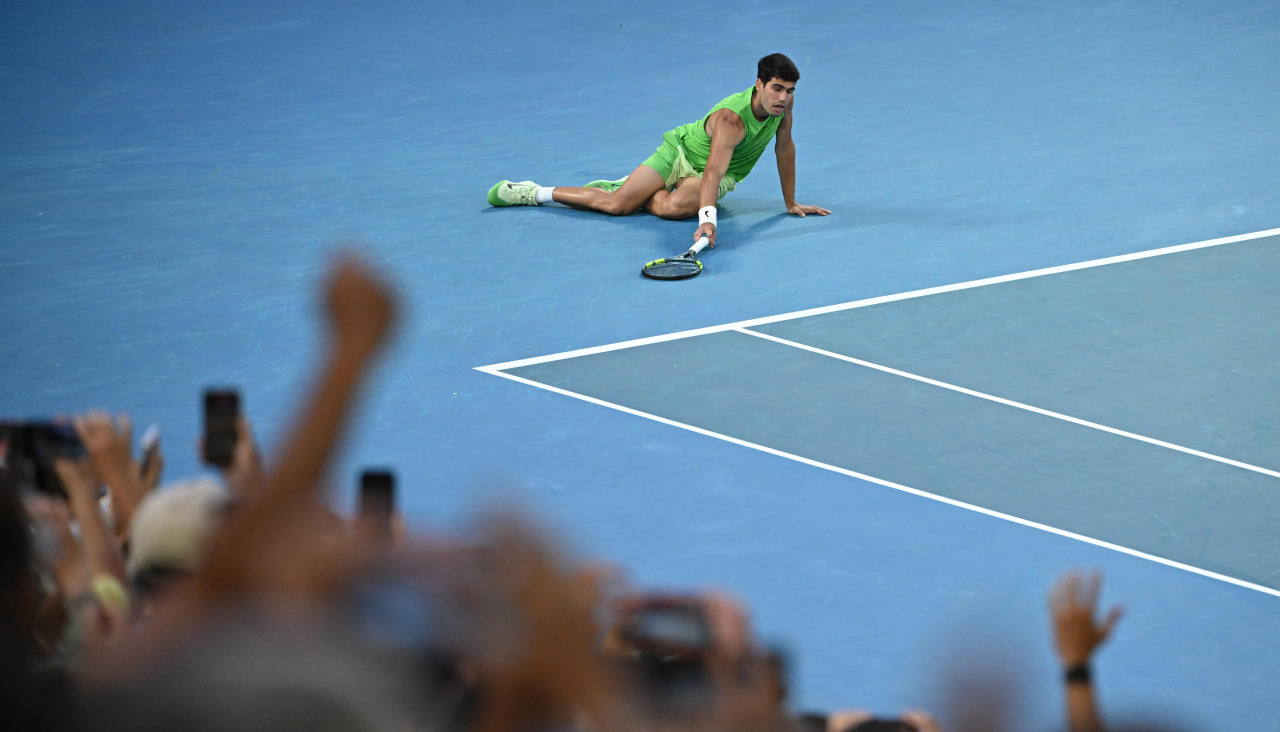 Carlos Alcaraz se dejó caer en la pista tras el último punto contra Zverev