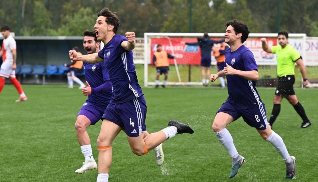 Unai Peón celebra en Miño uno de los goles que supuso el ascenso a Tercera RFEF