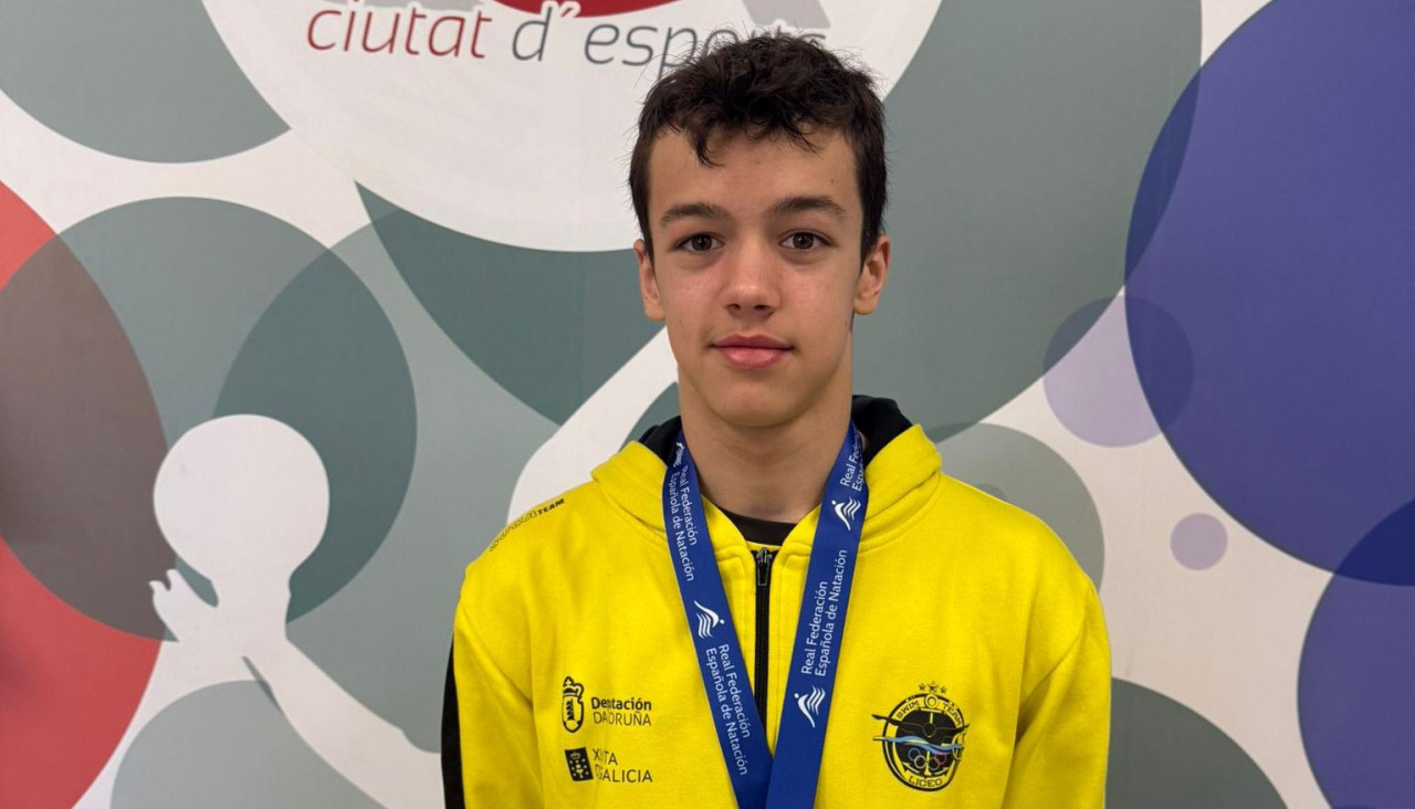 Guille Simón, del Liceo, con la medalla de plata del Campeonato de España de larga distancia