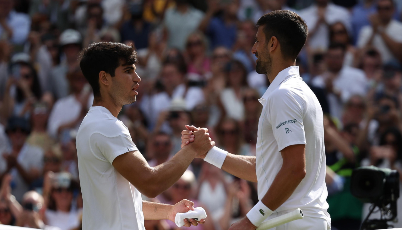 Alcaraz saluda a Djokovic tras ganarle la final de Wimbledon 2024