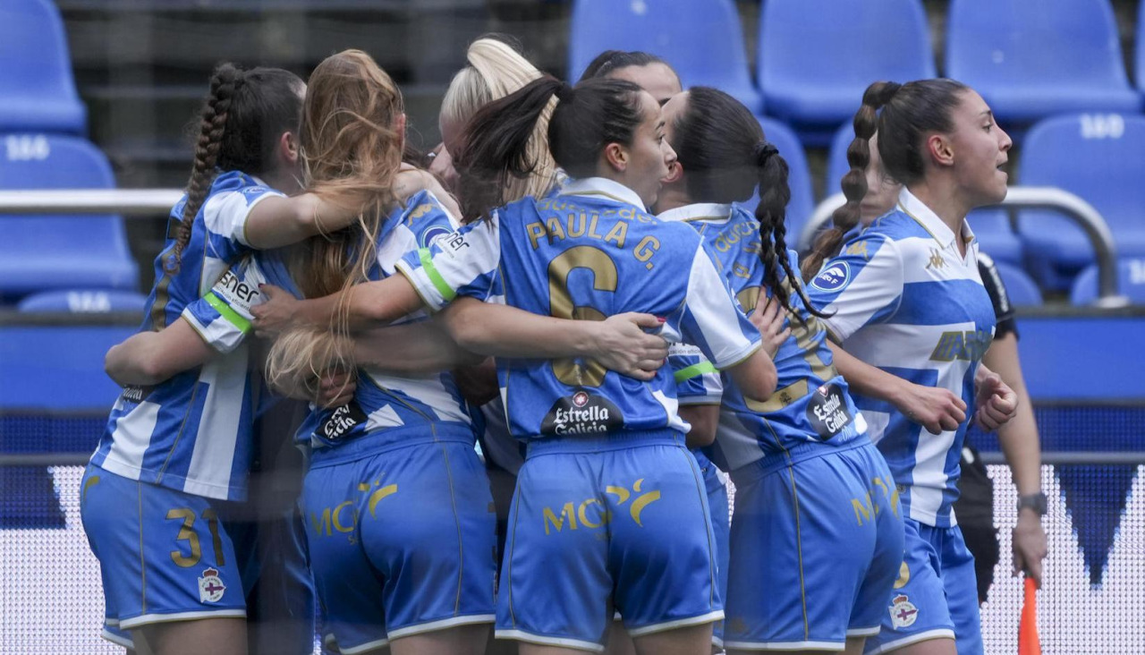 Las jugadoras del Deportivo celebran el gol de Lucía Martínez al Real Madrid