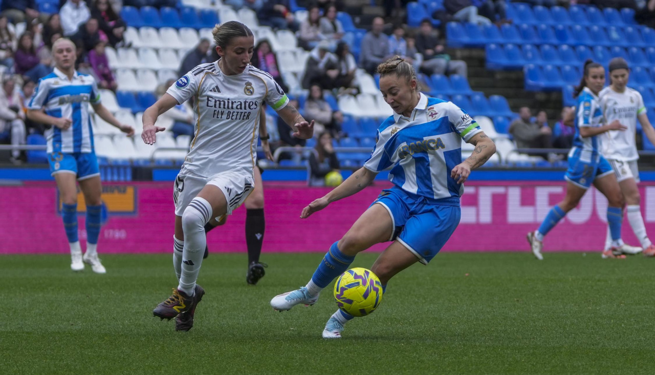 Ainhoa Marín regatea a Shei García en el encuentro entre Deportivo y Real Madrid