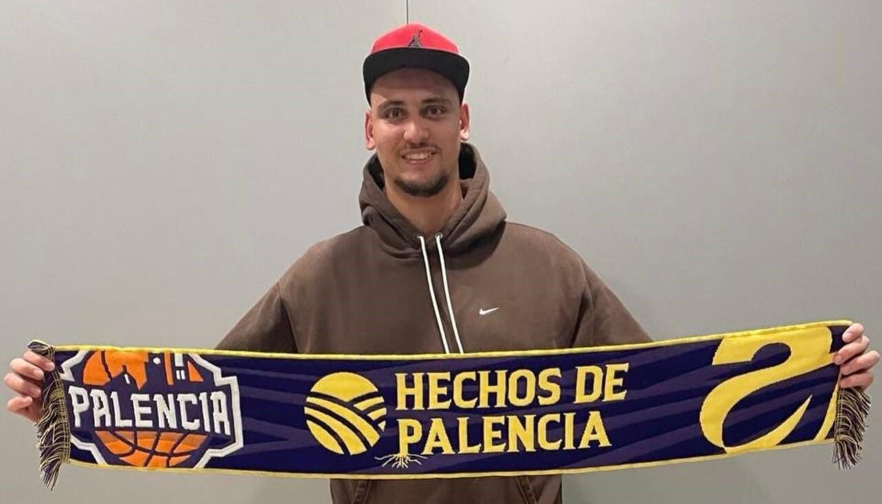 Gilad Levy posa con la bufanda de su nuevo equipo