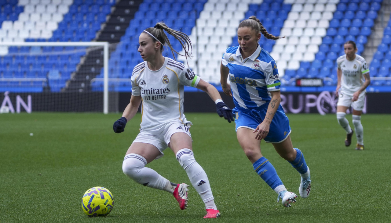 Ainhoa presiona a Athenea en el encuentro entre Deportivo y Real Madrid