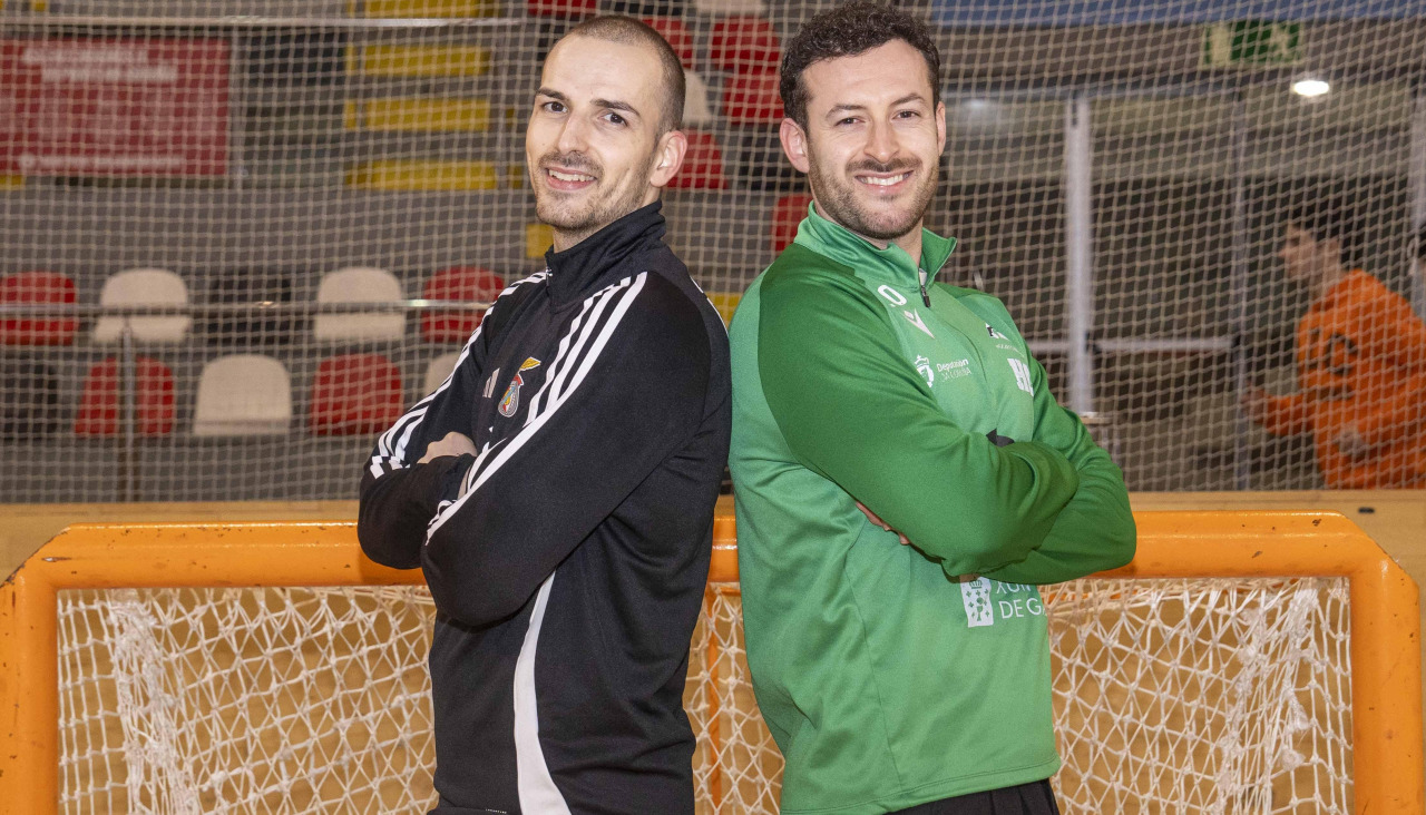Los mellizos Roca, Nil del Benfica y Blai del Liceo, posan ayer en el Palacio de los Deportes de Riazor