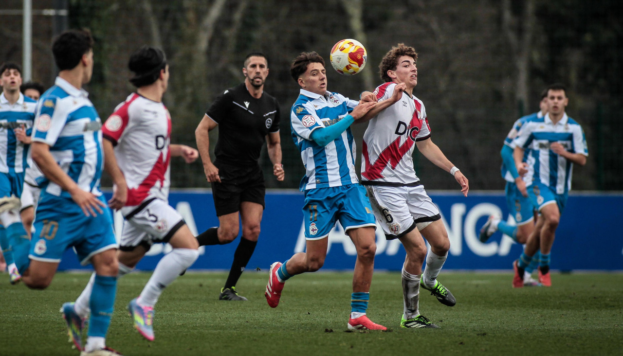 Lance de juego en el encuentro entre Deportivo y Rayo Vallecano de octavos de final de Copa del Rey Juvenil