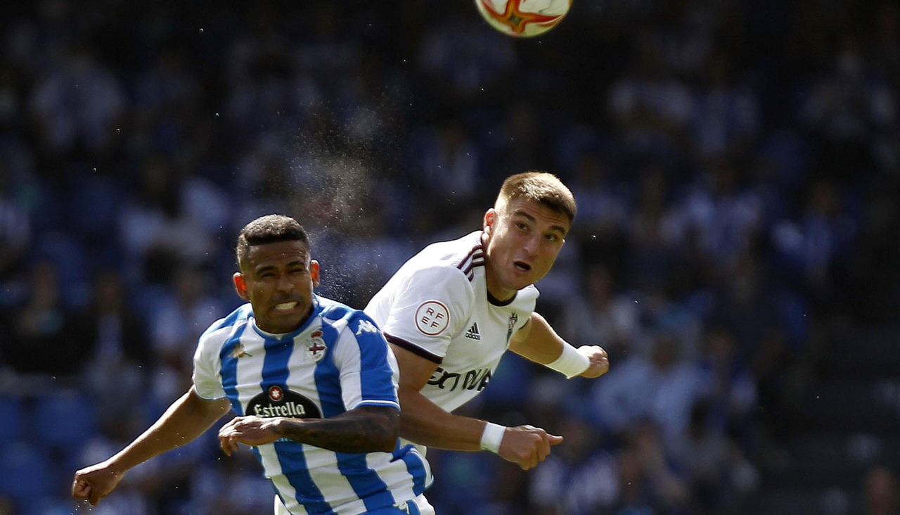 Jordi Sánchez pugna por un balón aéreo con Juergen Elitim durante el Dépor-Albacete del 11 de junio de 2022