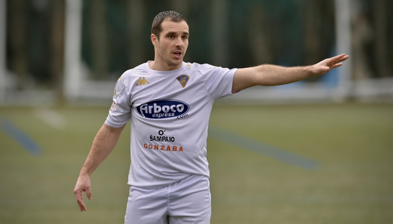 José Moure, centrocampista del Silva, durante el partido ante el Somozas