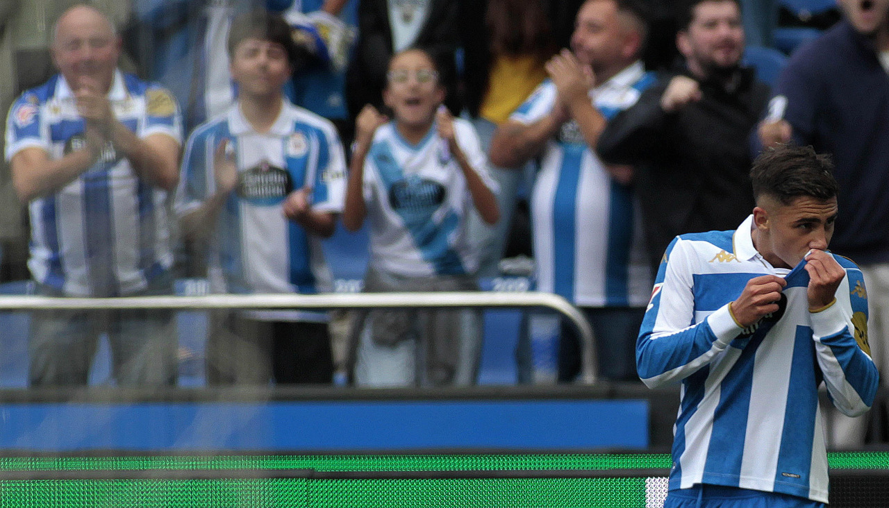 Yeremay besa el escudo del Deportivo después de su gol al Almería en el partido de la presente temporada en Riazor (1-1)