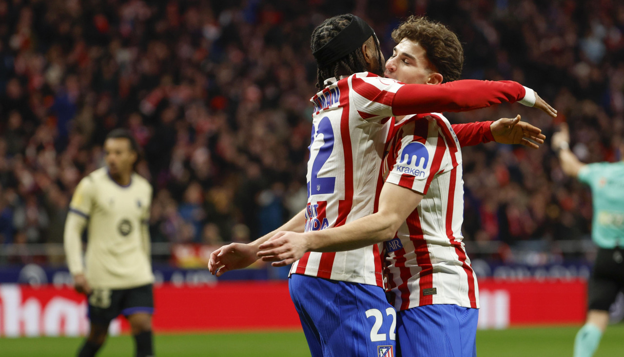 Lookman celebra con Julián Álvarez (derecha) el 3-0 ante el Barcelona