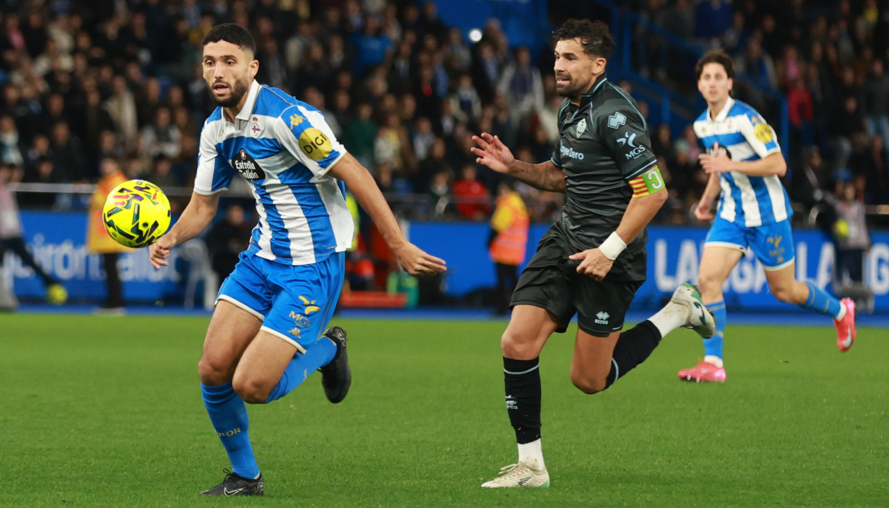 Eddahchouri se prepara para rematar, durante el partido contra el Castellón de la primera vuelta, en Riazor (1-3)
