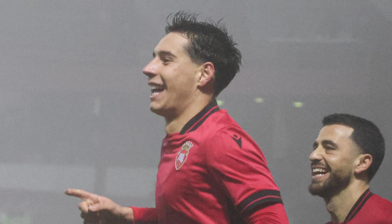 Álvaro Santos celebra uno de sus dos goles con el Penafiel de este lunes