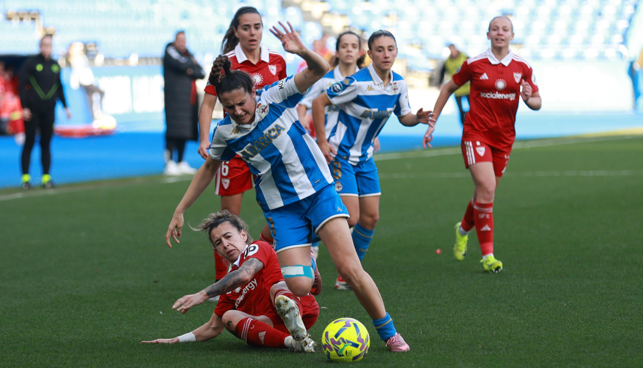 Lucía Rivas conduce el balón durante el pasado partido ante el Sevilla