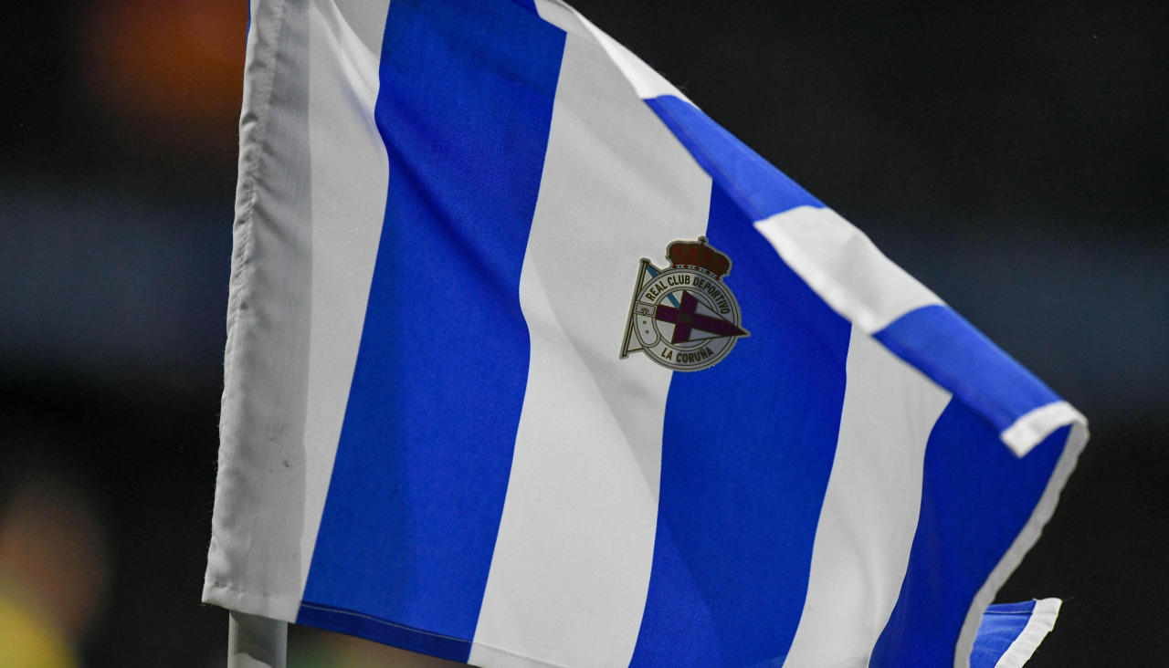 El escudo del Deportivo, en uno de los banderines de córner del estadio de Riazor