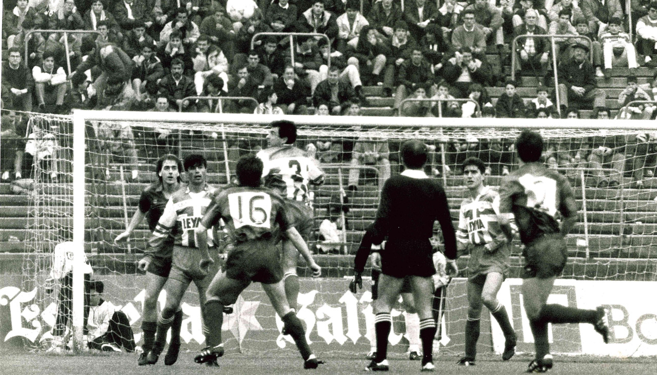 Acción del partido entre Deportivo y Eibar de la 32ª jornada de Segunda División en la temporada 1990-91