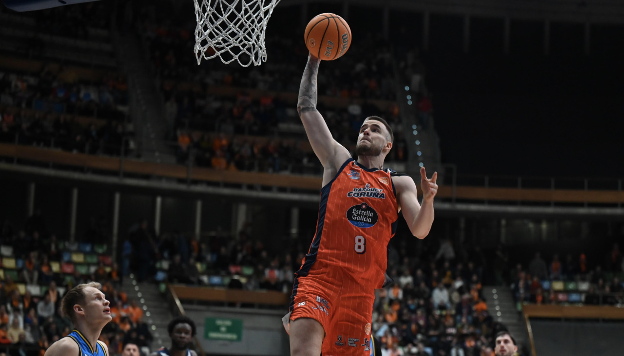Dino Radoncic hace un mate contra Estudiantes