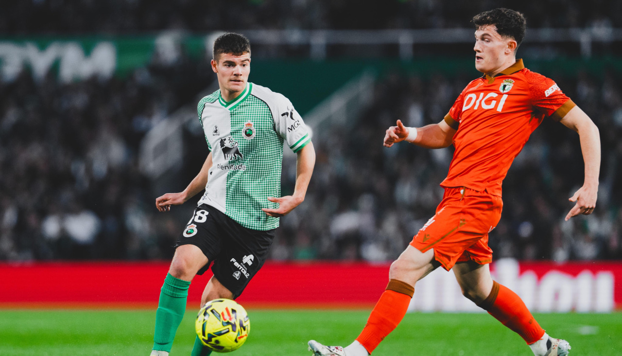 Lance del juego en el partido entre Racing de Santander y Burgos