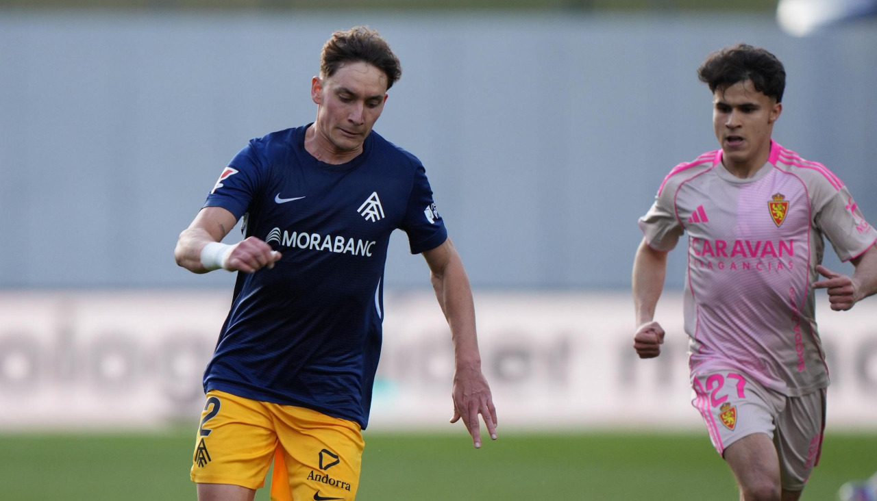 Petxarroman, conduciendo el balón en el Andorra-Zaragoza