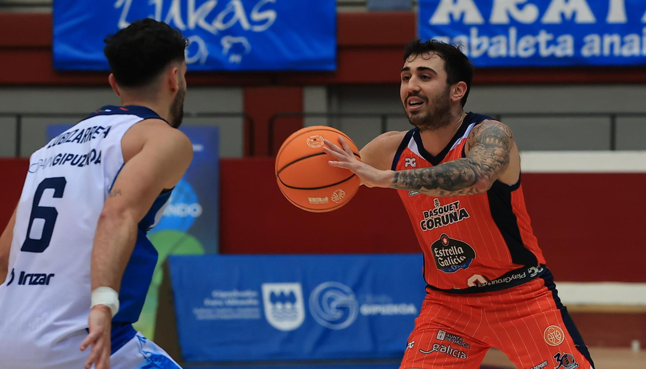 Pase de Dídac Cuevas en el partido en la cancha del Gipuzkoa