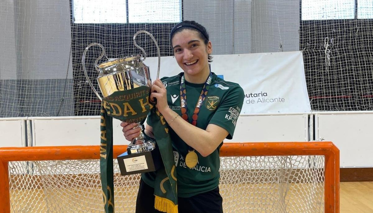 Alejandra Martín, del Marineda, con el trofeo de la Copa Princesa