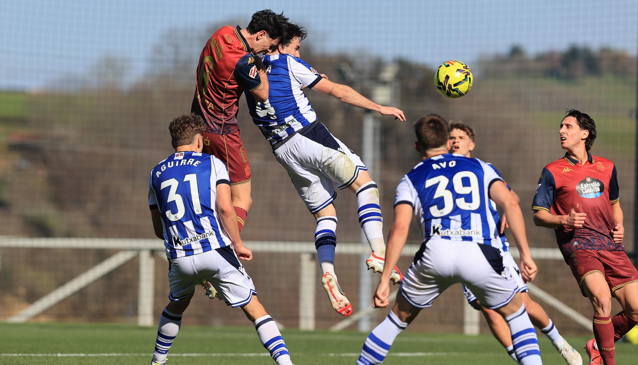 Patiño cabecea durante el duelo ante el Sanse