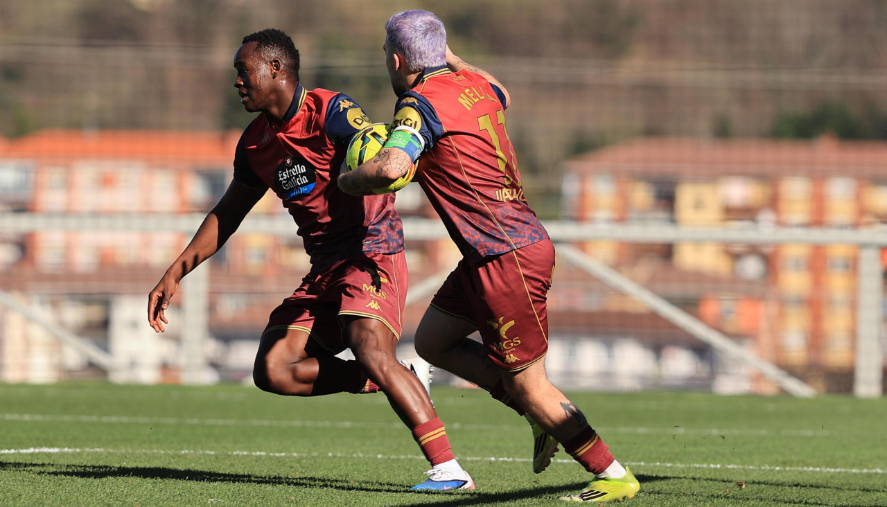 Mulattieri, Bil Nsongo y Mella celebran el 2-2 del Deportivo en Zubieta contra la Real Sociedad B
