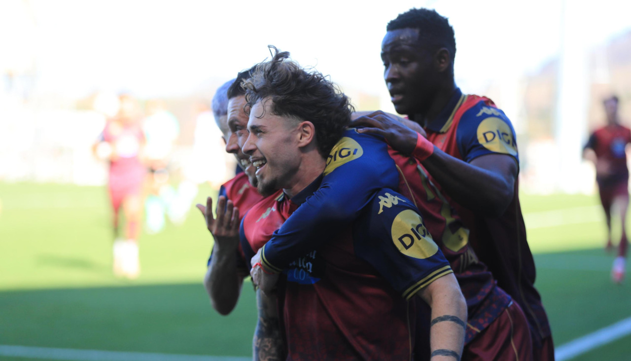 Mario Soriano celebra con sus compañeros el gol de la victoria en Zubieta