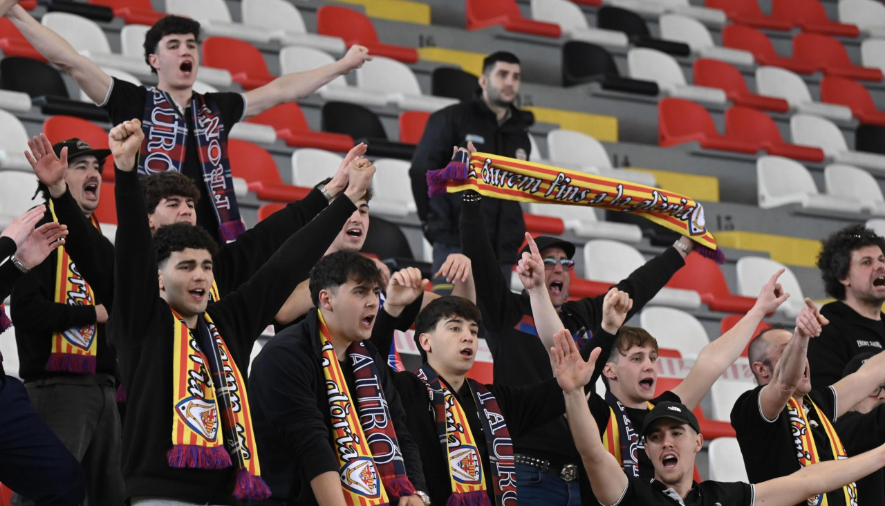 Aficionados del Igualada en el Palacio durante el partido ante el Liceo
