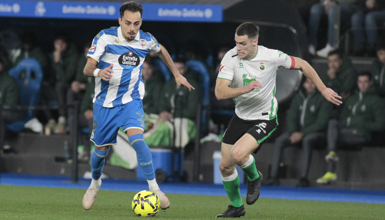 Álvaro Mantilla pugna con Quagliata durante el Deportivo-Racing de Santander del pasado 25 de enero (0-1)