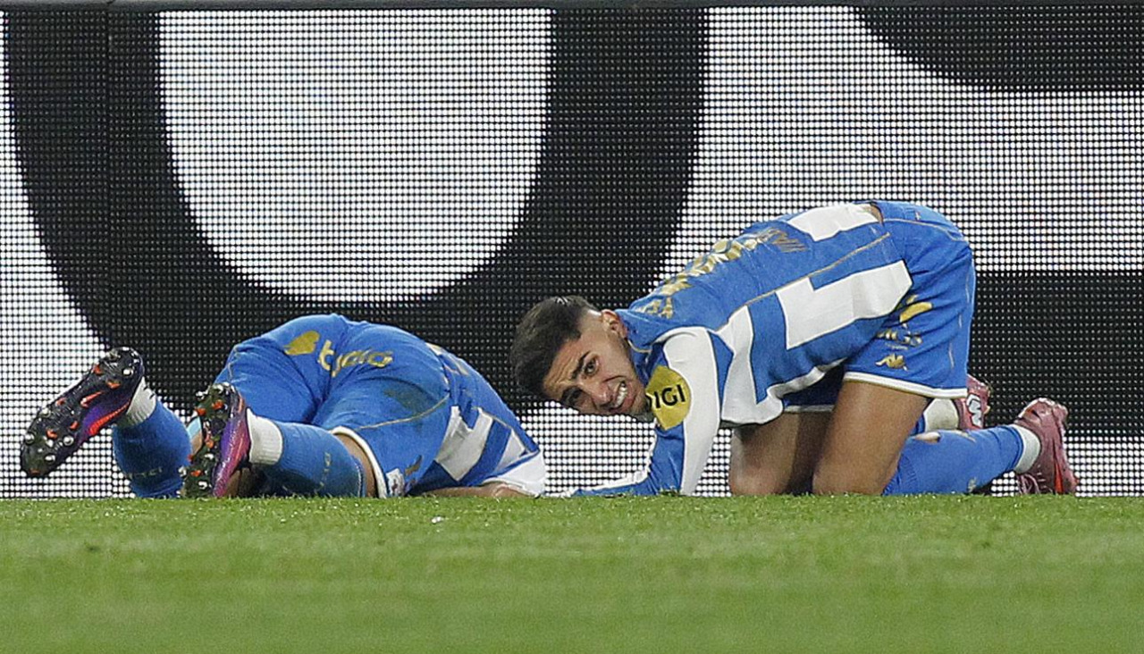 Yeremay se duele durante el partido contra la Real Sociedad B de la primera vuelta en Riazor