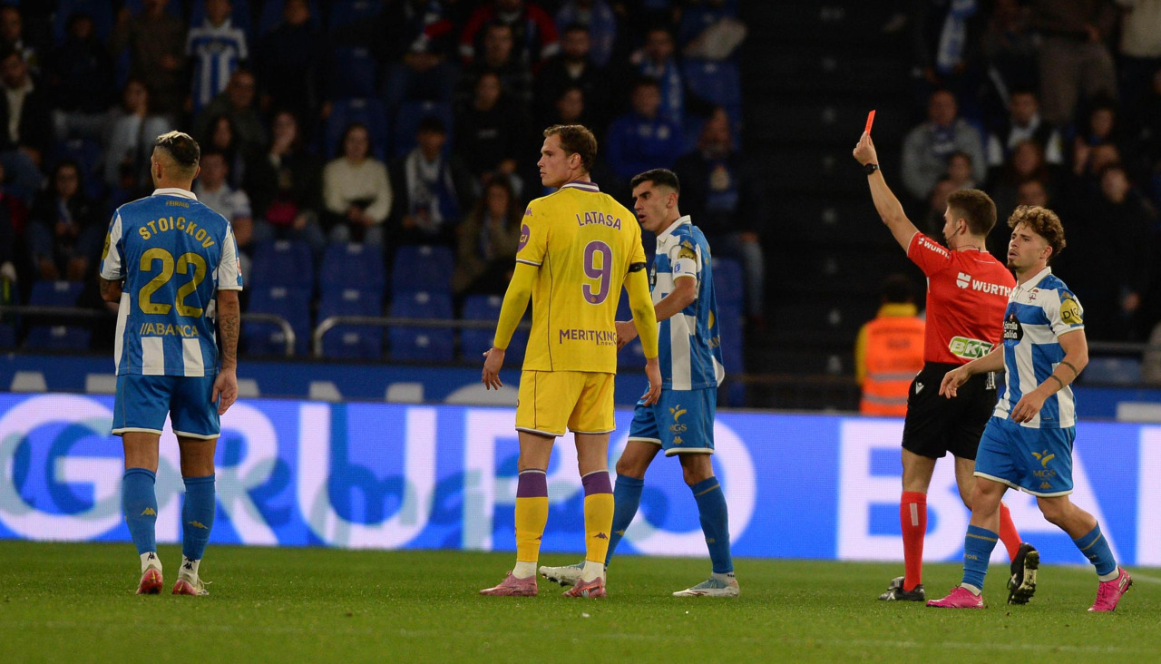 El árbitro muestra la roja a Marcos André en el Dépor-Valladolid
