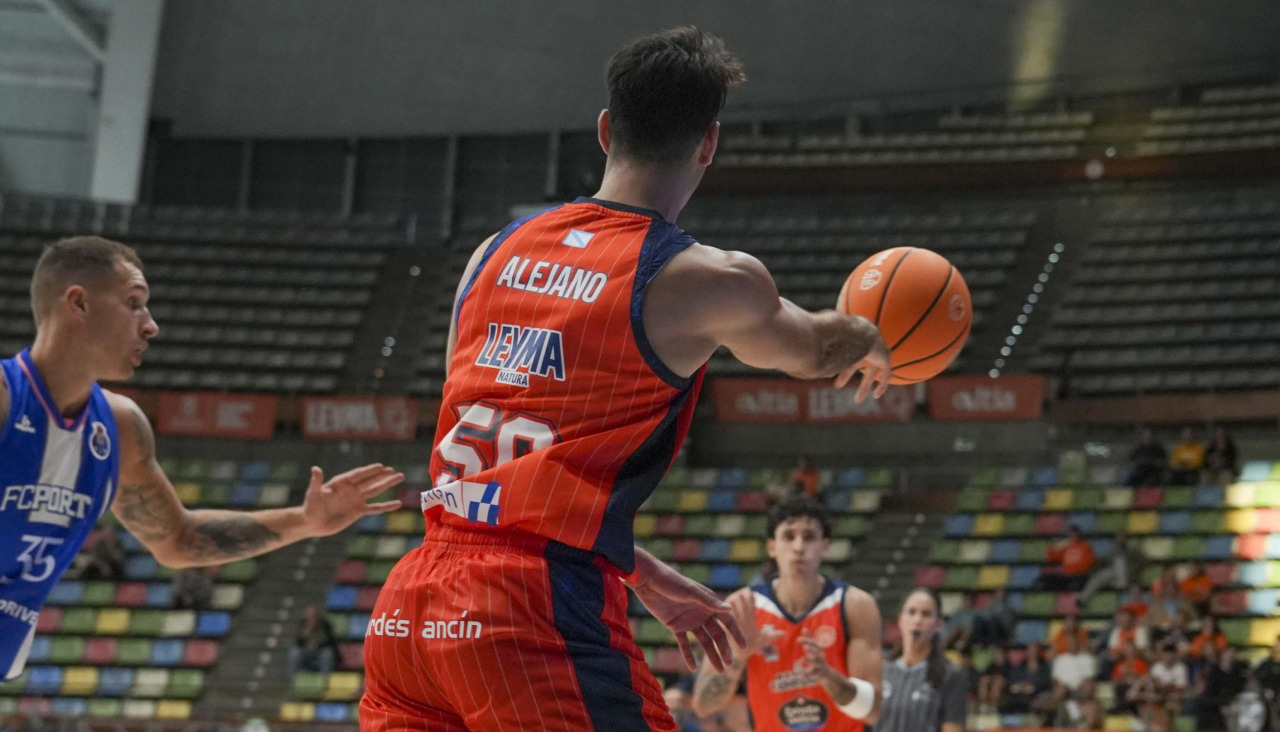 Jacobo Díaz pasa el balón a Caio Pacheco en un partido de pretemporada