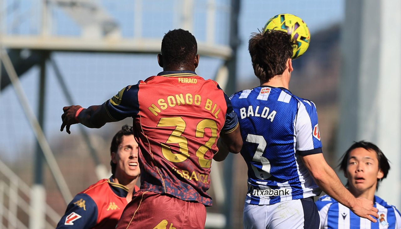 Bil Nsongo, durante el partido ante la Real Sociedad B, luce en su camiseta el apellido antes que el nombre de pila
