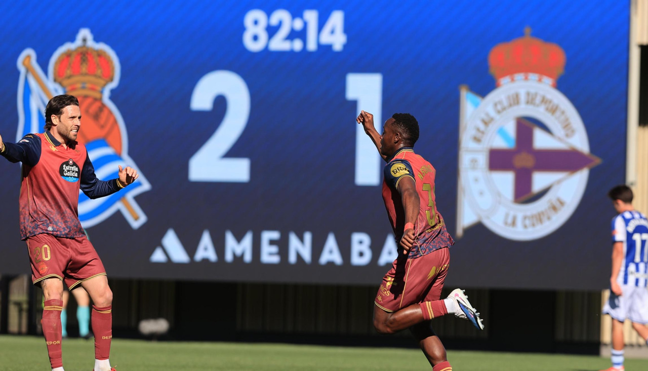 Bil Nsongo celebra el 2-2 del Deportivo en Zubieta