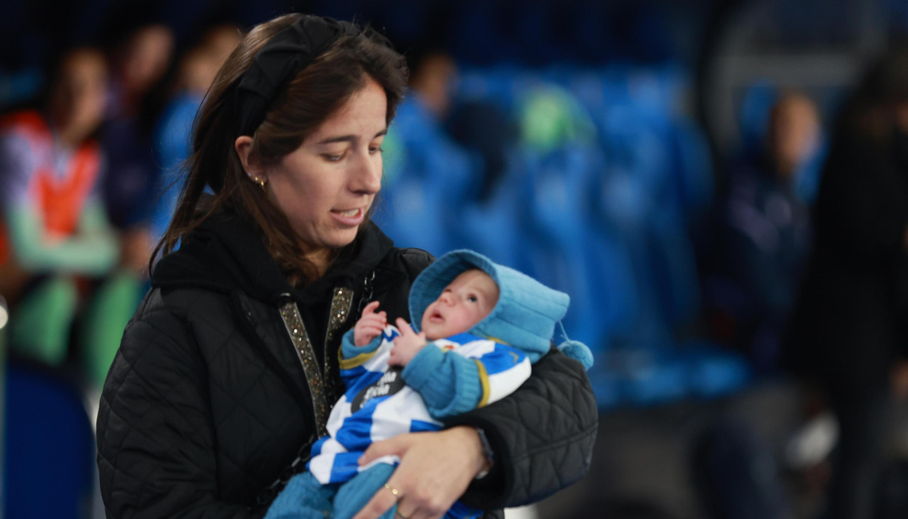 Cris Martínez junto a su hijo Nicolás en Riazor