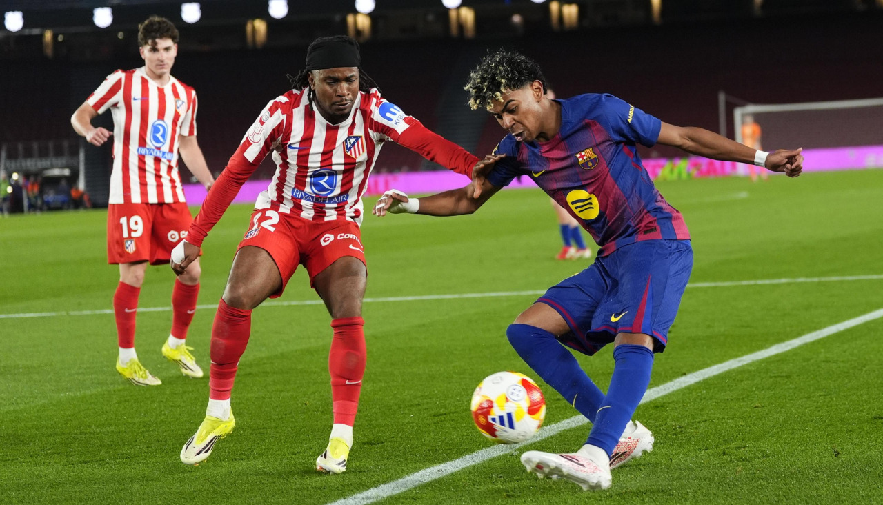 Lamine Yamal juega un balón ante Ademola Lookman durante el partido de vuelta de las semifinales de la Copa del Rey entre Barça y Atleti