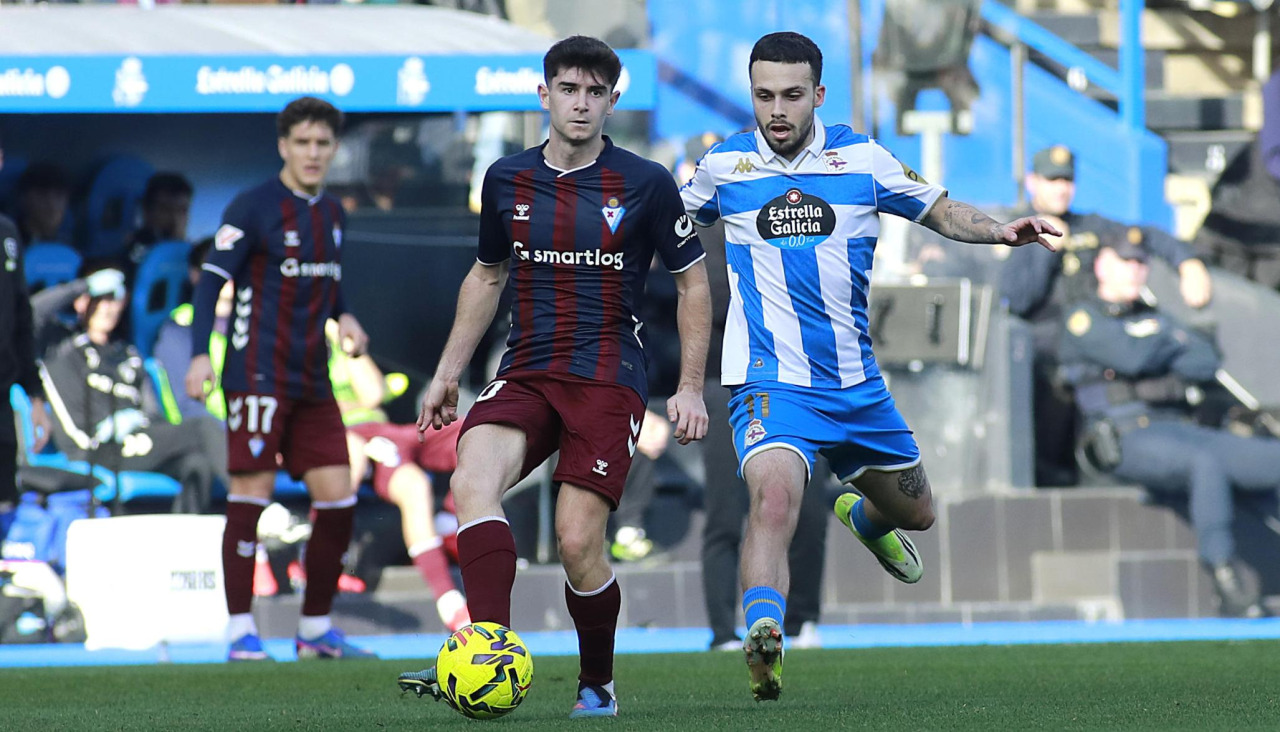 David Mella, presionando a Aleix Garrido en el Deportivo-Eibar
