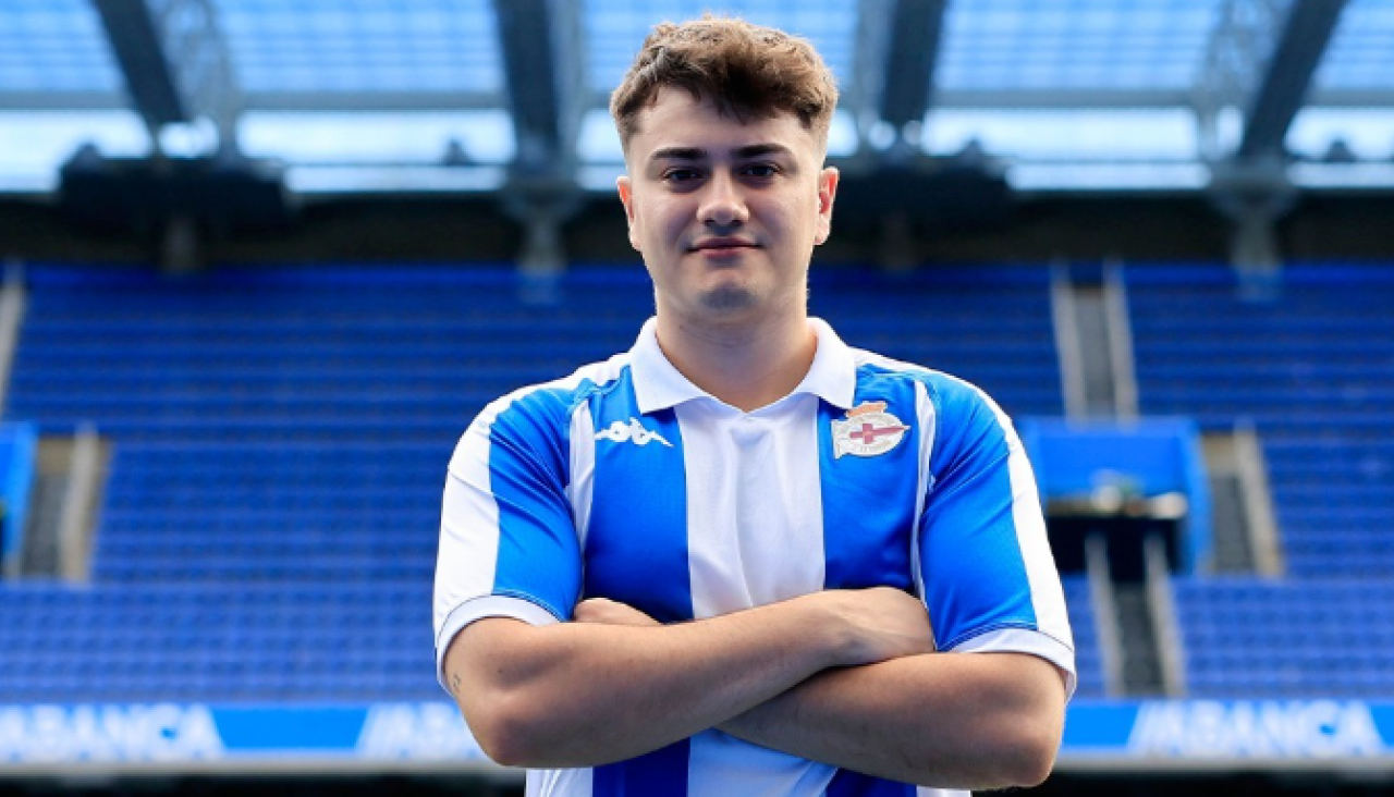 Chousita, posa con la camiseta del Deportivo durante el anuncio de su fichaje