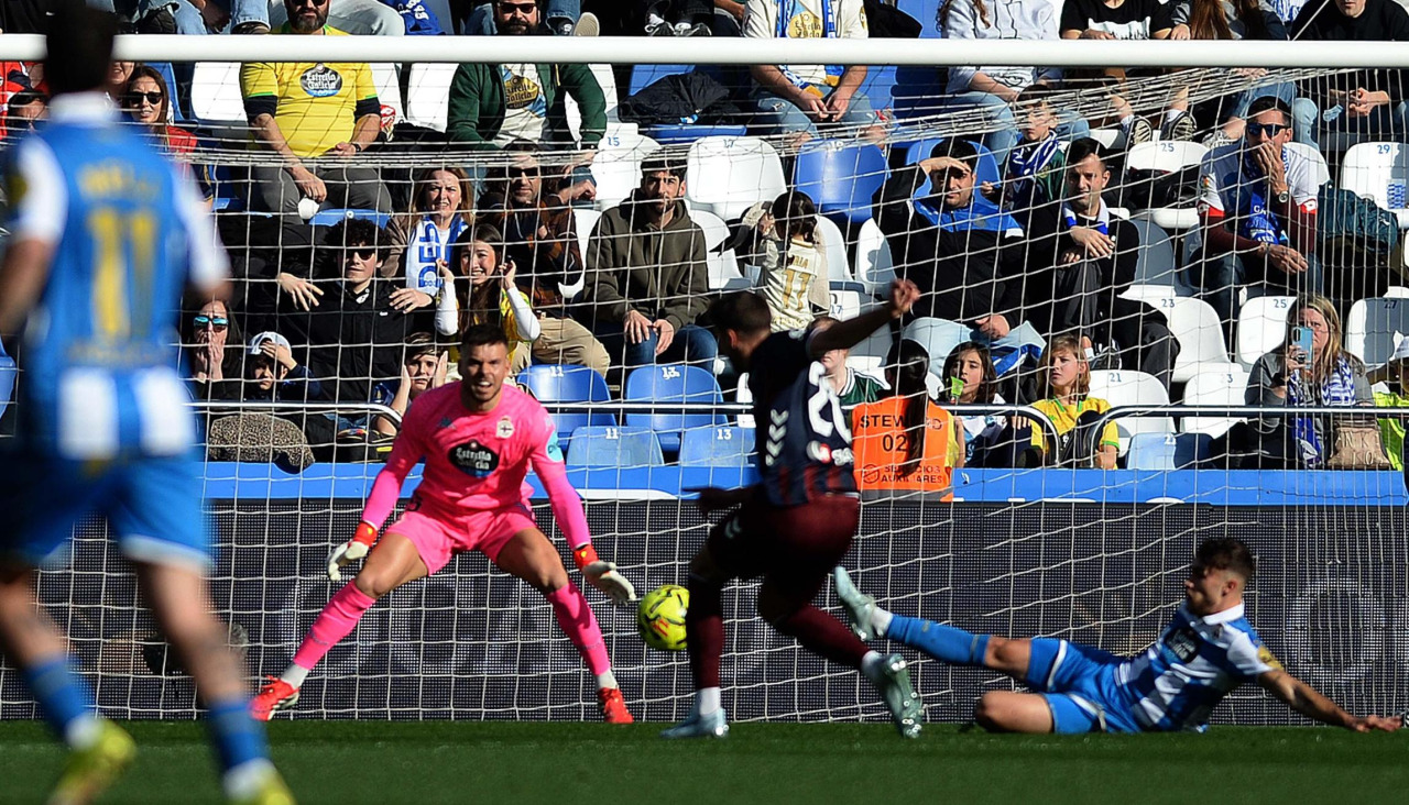 Álvaro Ferllo defiende su portería ante el remate de Martón, del Eibar, en Riazor (1-0)