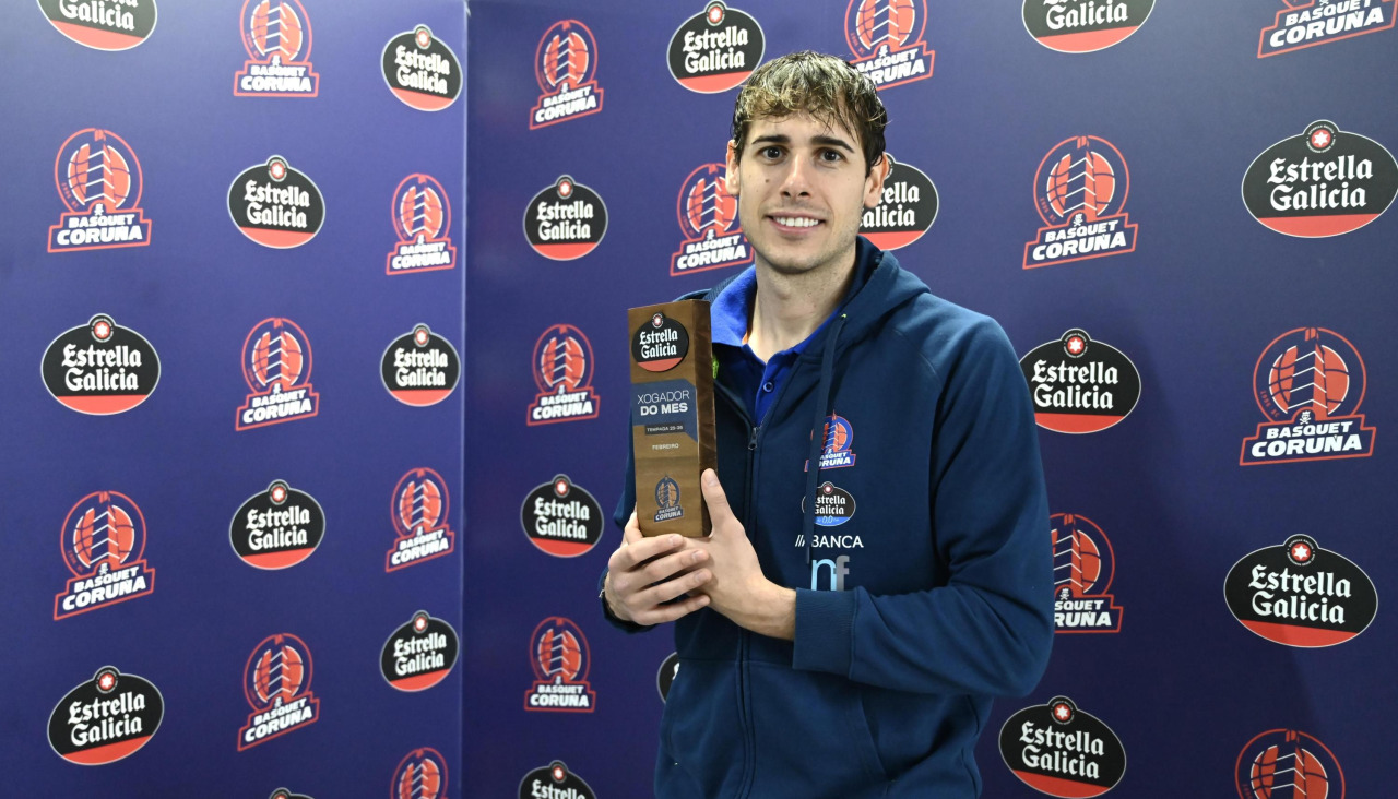 Guillem Jou posa con el trofeo al Jugador Estrella de febrero