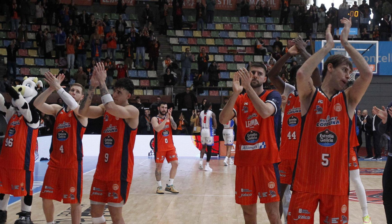 La plantilla del Leyma se despide de la afición tras ganar al Alicante