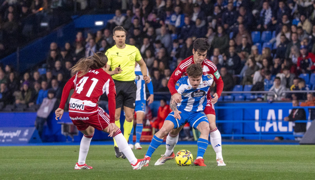 Mario Soriano protege el balón en el duelo con el Granada