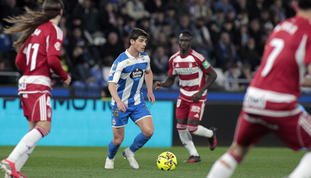 Riki controla el balón en el partido ante el Granada